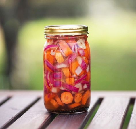 Pickled Onions And Carrots, Pickled Carrots And Onions, Thai Pickled Carrots, Quick Pickled Carrots, Spicy Pickled Onions, Pickled Carrots Recipe, Red Onion Recipes, Quick Pickled Red Onions, Quick Pickled Onions