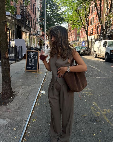 Summer Office Outfits, Wide Leg Pants Outfit, Leg Pants Outfit, Summer Office, Halloween Autumn, Aesthetic Winter, Office Outfits Women, Business Casual Outfits For Work, Summer Work Outfits