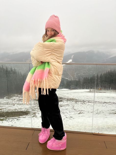 Pink Moon Boots, Moon Boots Outfit, London Winter Fashion, Explore Outfit, Outfits Nyc, Trendy Outfit Inspo, Pink Luxury, Moon Boot, Cozy Winter Outfits