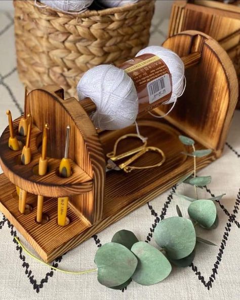 Diy Yarn Holder, Yarn Holder, Wood Projects That Sell, Yarn Storage, Crochet Tools, Yarn Store, Yarn Diy, Woodturning, Craft Sale