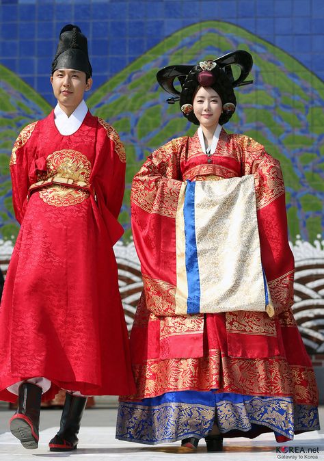 Looking to better understand the Korean Thanksgiving that is Chuseok? Here's the history, traditions, and how to enjoy the experience if you're in South Korea. South Korean Fashion, South Korea Culture, Moon Geun Young, Korean Thanksgiving, Strong Friendship, Korean Traditional Dress, Thanksgiving Dress, Korean Hanbok, Traditional Korean