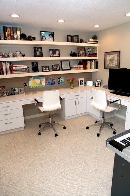 Office With Two Desks, Ypperlig Ikea, Two Desks, Home Office Layout, Desk Layout, Office Remodel, Cozy Home Office, Corner Office, Diy Office