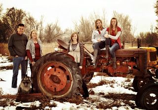 I'd love to do this with my daddy's farmall tractor. Family Pictures With Tractor, Tractor Christmas Picture, Christmas Tractor Photo Shoot, Tractor Photo Shoot, Tractor Photoshoot, Family Farm Photos, Country Family Photos, Farm Family Pictures, Sunflower Photos