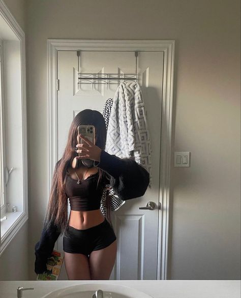 Amu Westwood, Cute Poses For Pictures, Discord Server, Body Inspiration, The Vault, Cute Everyday Outfits, Pretty Selfies, Dream Body, Insta Photo Ideas