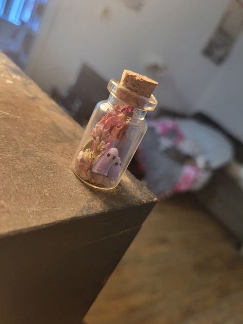 Small Jar with baby's breath and purple dragon snap dried flowers. 3 mini ghosts with lavender hue on top of rose quarts and amethyst chips. Small Glass Jar Decorating Ideas, Mini Jars Ideas, Small Jars Ideas, Tiny Jar Crafts, Mini Jar Crafts, Glass Jar Decorating Ideas, Jar Decorating Ideas, Crafts With Glass Jars, Mini Glass Jars