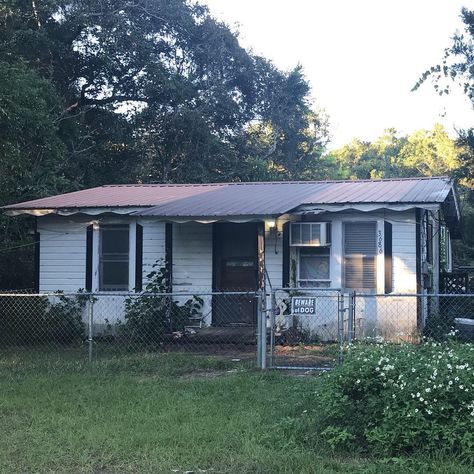 Midwestern House Aesthetic, Rundown House Aesthetic, Midwest House Aesthetic, Poor House Aesthetic, Midwestern House, Small Town Aesthetic Summer, Trashed House, Midwest House, Suburbia Aesthetic