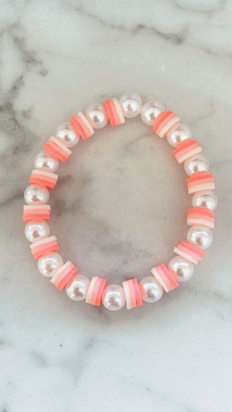 Preppy Brackets To Make, Braclet Ideas Clay Bead Words, Cute Brackets To Make, Preppy Bead Bracelet Ideas, Aesthetic Homemade Bracelets, Bracket Clay Bead Ideas, Cute Things To Put On A Bracelet, Bracelet Designs Clay Beads, Aesthetic Clay Bracelet Ideas