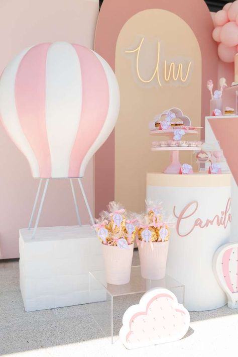 Camila's Hot Air Balloon 1st birthday party | CatchMyParty.com Balloon Birthday Themes, Nerf Birthday Party, Snow White Birthday Party, Deco Ballon, Hot Air Balloon Party, 1st Birthday Girl Decorations, Idee Babyshower, Girl Birthday Decorations, First Birthday Party Themes