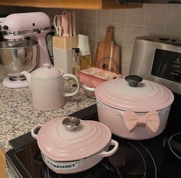 creds to @ lavieestbelle on twt Le Creuset Pink, Living In London, Astuces Diy, Future Apartment Decor, Dream House Rooms, Pink Kitchen, Cute House, Cute Kitchen, Enameled Cast Iron