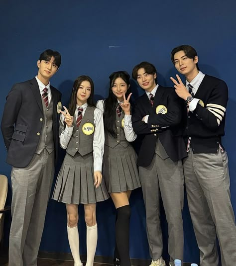 Le Rosey School Uniform, Kdrama Uniform, Kdrama School Uniform, True Beauty Uniform, Korean Highschool Uniforms, Ascension Aesthetic, Mirror Selfie School, Korean High School Uniform, True Beauty Outfits