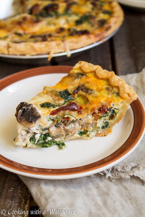 Autumn Harvest Quiche - Creamy quiche filled with kale, mushrooms, sun-dried tomatoes, and artichokes. This autumn harvest quiche is filled with fall ingredients and is so amazingly delicious! Harvest Quiche, Creamy Quiche, Spinach Mushroom Quiche, Fall Ingredients, Savory Cheesecake, Mushroom Quiche, Savory Pies Recipes, Spinach Mushroom, Spinach Quiche