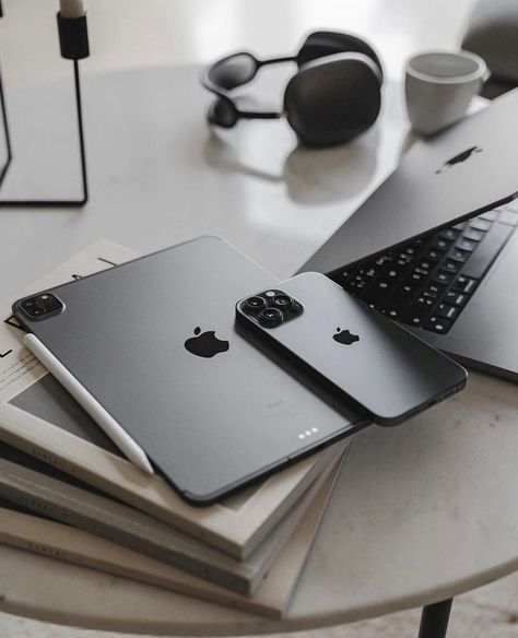 All Apple Products, Tech Aesthetic, Desktop Setup, Apple Technology, Iphone Obsession, Apple Phone Case, Easy Money, Apple Phone, Electronics Gadgets