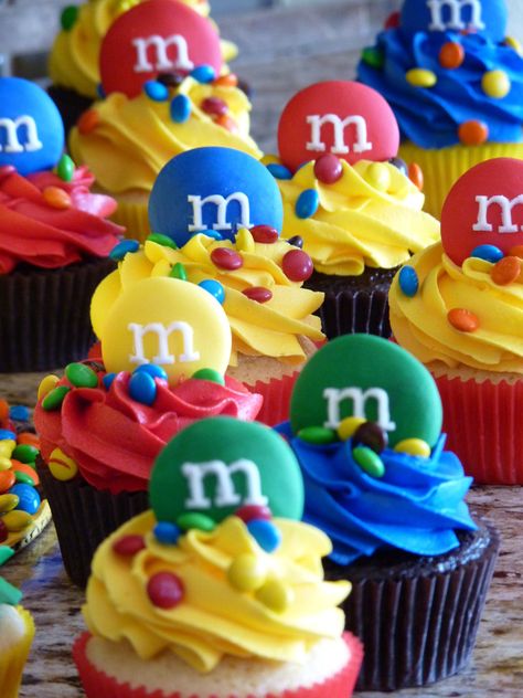 M&M cupcakes #mimissweetcakesnbakes #m&m #party Mnm Cupcakes, Mm Cupcakes, M M Cupcakes, Cupcakes Rellenos, Cupcakes Bonitos, Perfect Cupcakes, M&m Cake, M And M, Creative Cupcakes