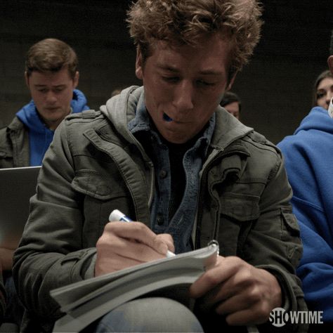 Lip Gallagher's Sexiest Moments on Shameless Could Leave Every Girl in Southie Swooning Lip Gallagher Studying, Lip Ghalleger Shameless, Lip Gallagher College, Lip Gallagher Outfits, Lip Gallagher Gif, Lip Gallagher Season 1, Lip Gallagher Aesthetic, Lip Shameless, Lip Gallagher