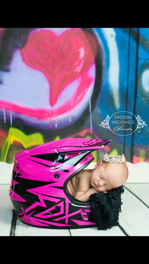 Too cute! Baby in dirt bike helmet, for boy or girl. daddy would love this Gender Reveal Dirtbike Theme, Dirt Bike Gender Reveal, Dirt Bike Wedding, Motocross Baby, Dirt Bike Riding, Racing Baby, Bike Wedding, Pink Motorcycle, Baby Bike