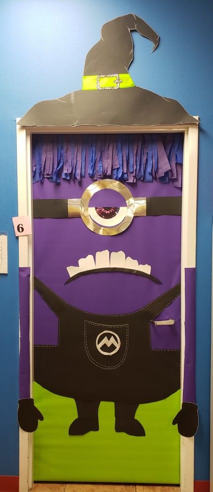 Minion Door Decorations Halloween, Purple Minion Decorations, Halloween Door Competition, Halloween School Door Decorating Ideas, Classroom Halloween Door Decorations, Halloween Hallway Decorations School, Halloween School Door Decorations, Minion Door Decorations, Minion Decor