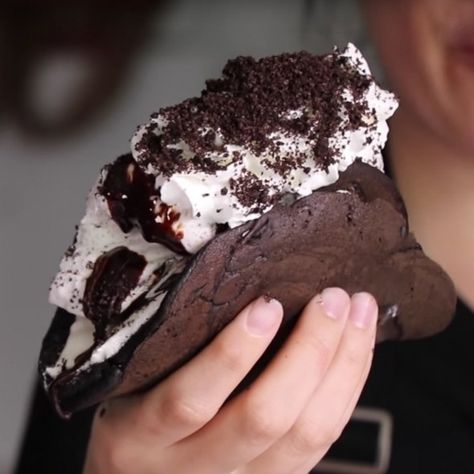 Cheesecake Tacos, Dessert Taco, Cheesecake Desserts, Oreo Cheesecake, Taco Recipes, Chocolate Cheesecake, Trending News, Junk Food, Videos Funny