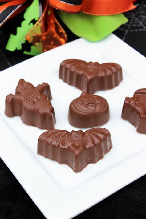 Candy Molds Recipes, Halloween Candy Molds, Chocolates Recipe, Deco Mesh Wreath Tutorial, Filled Chocolates, Halloween Sounds, Filled Candy, Chocolate Candy Recipes, Chocolate Covered Marshmallows