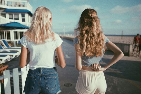 Welcome to Brandy Melville USA Brandy Melville Photoshoot, Summer Photography Instagram, Bff Vibes, Brandy Girl, Blue Neighbourhood, Brandy Melville Usa, Fashion Photography Inspiration, Bff Goals, Friend Goals