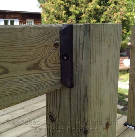 Top rail connection mating with railing post Diy Deck Railing, Wood Deck Railing, Deck Building Plans, Easy Deck, Laying Decking, Deck Installation, Deck Construction, Deck Railing, House Deck