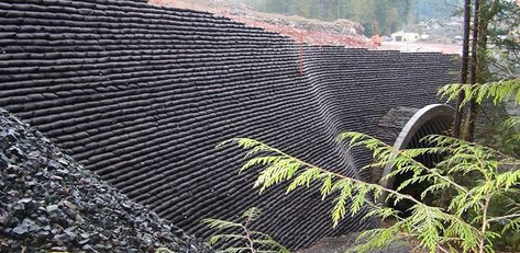 Massive earthbag retaining walls like this are quite common Green Roof Benefits, Earthbag House, Underground Building, Concrete Bags, Green Construction, Landscaping Retaining Walls, Paradise Garden, Curved Walls, Earth Homes