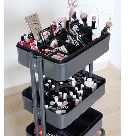 45 Creative Ways to Use a RÅSKOG Ikea Cart. Get organized this year with the versatile, 3-tier, RÅSKOG Ikea Cart. It can be used anywhere in your house. Ikea Makeup Storage, Raskog Ikea, Ikea Raskog Cart, Diy Makeup Organizer, Ikea Makeup, Ikea Cart, Rangement Makeup, Penyimpanan Makeup, Ikea Raskog