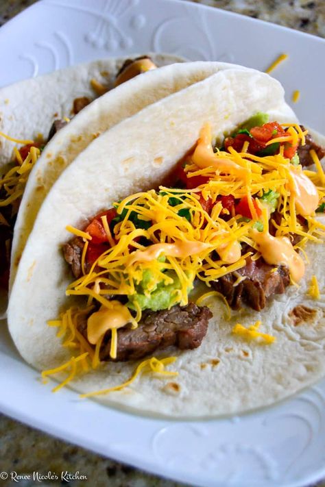 Steak Tacos Sweet And Spicy Sriracha Sauce, Steak Taco, Main Entree Recipes, Taco Meat Recipes, Salsa Guacamole, Guacamole Salsa, Mexican Dinner Recipes, Steak Tacos, Spiced Pear