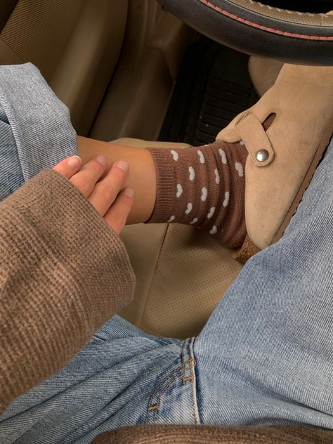 Fall Socks Aesthetic, Socks With Clogs, Winter Inspo Outfits, Fall Socks, Brown Socks, Socks Aesthetic, Sock Outfits, Quoi Porter, Cute Nikes