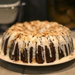 This white chocolate and almond delight will have your guests reeling. Although it looks intimidating, it is an easy and delicious holiday treat. Amaretto Cake Recipe, Amaretto Cake, Toffee Chips, Cake Mug, Cake Bites, Rum Cake, Bundt Cakes Recipes, Chocolate Cake Mixes, Toasted Almonds