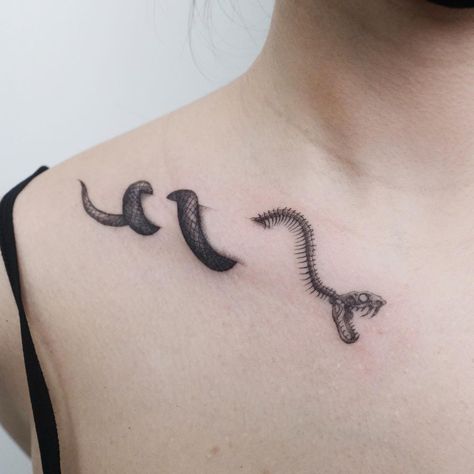 Snake on the collarbone Thank you for the trust . . . #snaketattoo #collarbonetattoo #snakeskeletontattoo #torontotattoos… Tiny Cross Tattoo, Collar Bone Tattoo For Men, Collarbone Tattoos, Small Tattoos Ideas, Colorful Flower Tattoo, Clavicle Tattoo, Bone Tattoos, Snake Tattoo Design, Skeleton Tattoos