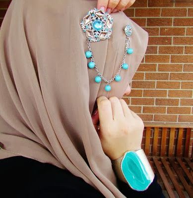 Hijab Accessories-25 ways to Accessorize Hijab With Jewelry New Hijab, Bridal Hijab, Niqab Fashion, Hijab Style Tutorial, Hijab Collection, Stylish Hijab, Safety Pin Earrings, Headpiece Jewelry, Hand Accessories