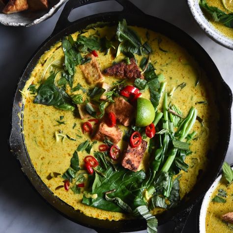 FODMAP friendly vegan Laksa with zucchini noodles and salt and pepper tofu puffs from www.georgeats.com. Delicious, simple, and also grain free and nut free. Laksa for everyone! Vegan Laksa, Tofu Puffs, Salt And Pepper Tofu, Healthy Food Recipes Easy, Easy Healthy Food, Laksa Recipe, Pepper Tofu, Vegan Chilli, Fodmap Friendly