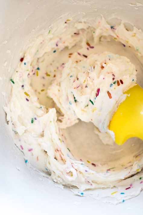 This funfetti frosting recipe is fast, easy, and uses ingredients that you probably already have in your pantry! It's perfect for cookies and cupcakes. Funfetti Frosting, Frost Cupcakes, Savory Cakes, Easy Cupcake Recipes, Homemade Frosting, Salty Cake, Funfetti Cake, Frosting Recipe, Cupcake Frosting