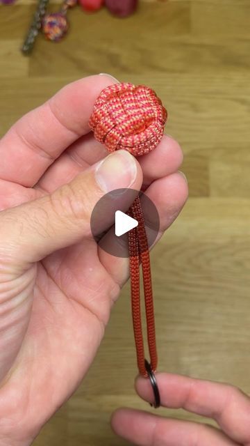 Atelier sac de noeuds on Instagram: "Porte-clés boule ! #diy #paracord #keychain" Wooden Bead Keychain Ideas, Knot Keychain, Diy Keychains, Paracord Diy, Paracord Keychain, Paracord Projects, Making Crafts, Diy Keychain, Beaded Keychains