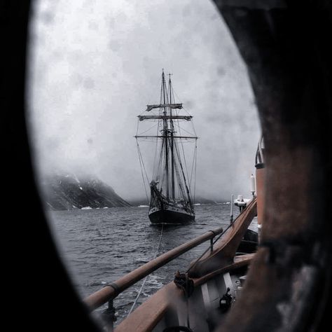 Photo Polaroid, The Pirate King, Black Sails, Wallpaper Pastel, Pirate Life, A Ship, Fantasy Aesthetic, White Coat, Tall Ships