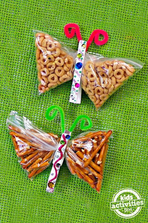 Homemade Butterfly Snack Bags | Kids Activities Blog Butterfly Snack Bags, Butterfly Snacks, Diy Costumes Kids Boys, Spring Snacks, Healthy Birthday, Halloween Infantil, Preschool Snacks