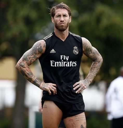 Sergio Ramos Body, Real Madrid Football Club, Real Madrid Team, Working Out Outfits, Soccer Guys, Soccer Boys, Football Boys, كريستيانو رونالدو, Mens Workout Clothes