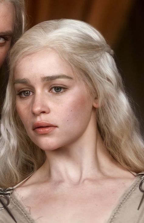 daenerys targaryen Emilia Clarke Daenerys Targaryen Game Of Thrones, Young Daenerys Targaryen, Targaryen Hair Color, Daenerys Targaryen Eyes, Daenerys Makeup, Deneryes Targeryan, Daenerys Targaryen Face, Denarius Targaryen, Daenerys Targaryen Portrait