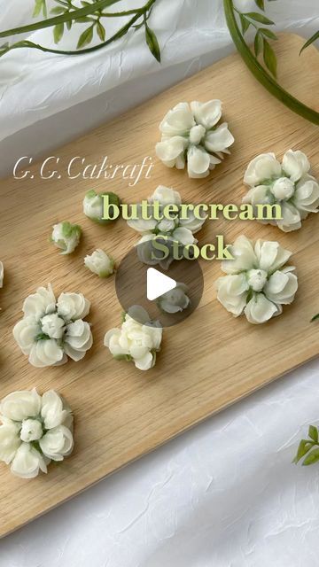 Buttercream Cake With Fresh Flowers, White Buttercream Flowers, Buttercream Recipes, Best Buttercream, Torte Decorate, Buttercream Decorating, Piping Flowers, Icing Techniques, White Buttercream