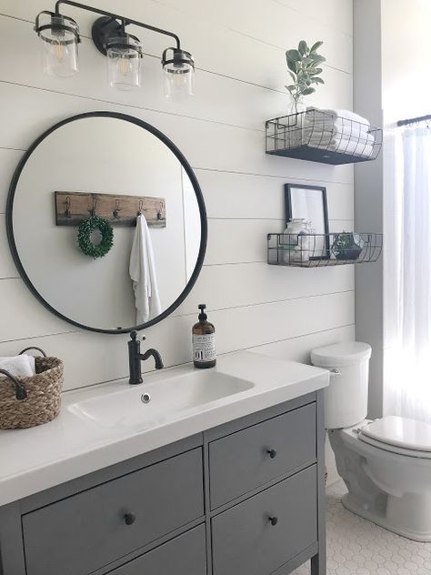 Modern Farmhouse Bathroom Decor, Makeover Kamar Mandi, Farmhouse Bathroom Decor Ideas, Modern Farmhouse Home, Bad Inspiration, Modern Farmhouse Bathroom, Basement Bathroom, Farmhouse Bathroom Decor, Bath Tub