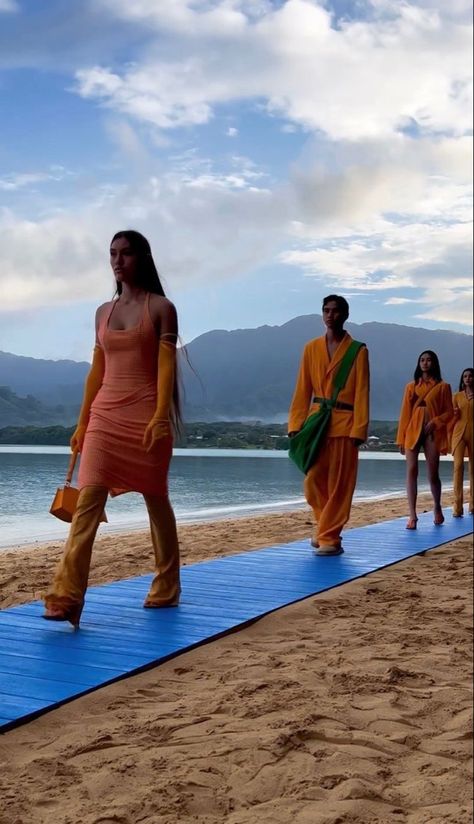 Fashion Show Aesthetic, Jacquemus Fashion Show, Modeling Runway, Runway Fashion Aesthetic, Runway Aesthetic, Beach Events, Model Inspo, Beachwear Fashion, Outdoor Fashion