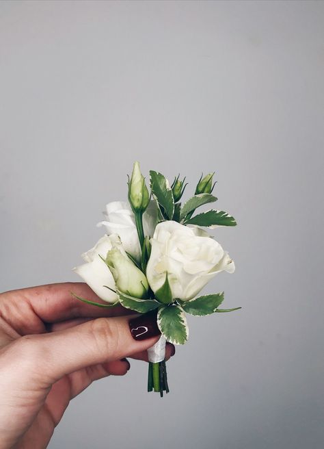 White Bootinterieur, Groom Buttonhole White, Buttoniere Wedding Boutonnieres Grooms, Rose Button Holes Wedding, White And Green Buttonholes, White Button Holes Wedding, White Lisianthus Boutonniere, Mens Boutineers Wedding White, Buttoniere Wedding Boutonnieres