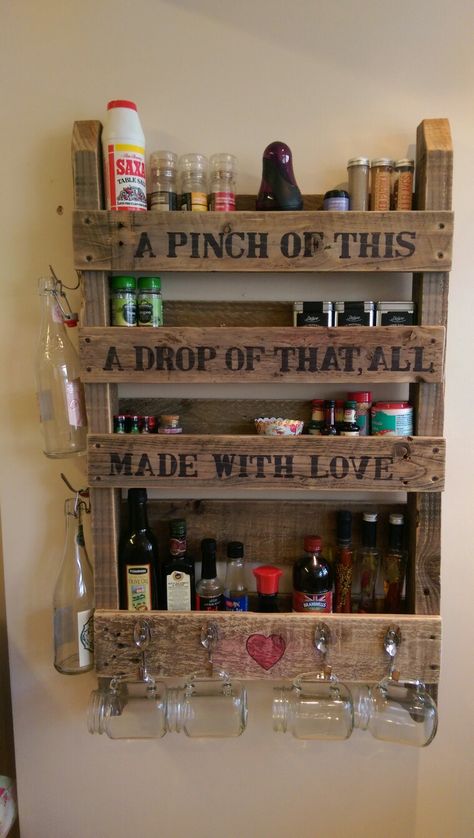 Farmhouse Spice Rack Ideas Kitchen, Spice Rack Out Of Pallets, Season Rack Ideas, Pallet Spice Rack Diy, Seasoning Rack Ideas, Wooden Spice Rack Ideas, Farmhouse Spice Rack Ideas, Rustic Spice Rack Ideas, Wall Spice Rack Ideas Diy