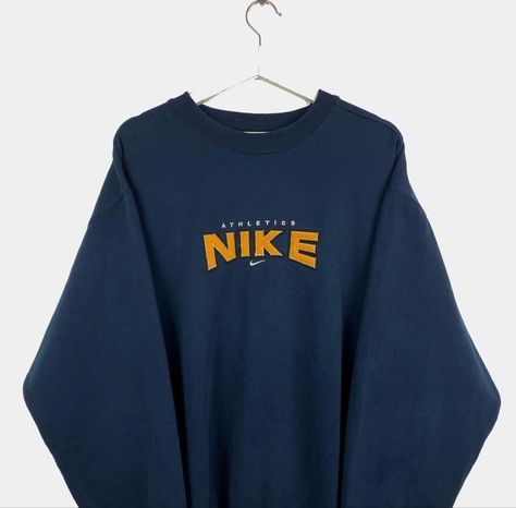 Retro Nike Hoodie, Hoodies Nike Vintage, Aesthetic Crew Neck, Nike Hoodies For Women Vintage, Nike Crew Neck Sweatshirt, Nike Vintage Clothes, Pull Vintage Nike, Nike 90s Outfit, Vintage Crewneck Aesthetic