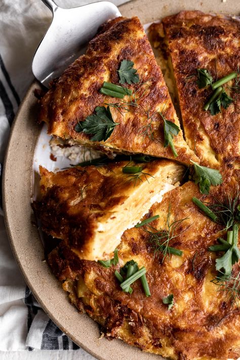 Spanish Tortilla With Chorizo, Spanish Tortilla Recipe Spain, Omelette Tortilla, Spanish Tortilla Recipe, Spanish Breakfast, Baked Omelette, European Breakfast, Food Europe, Spanish Chorizo