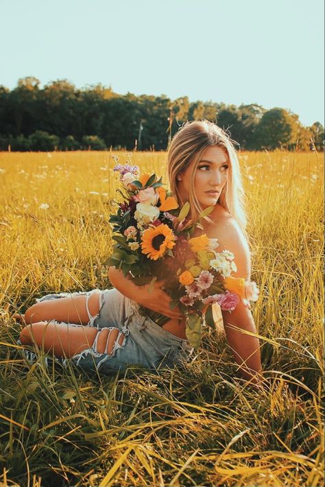 Wildflower Bouquet Photoshoot, Floral Photo Shoot Ideas, Photo Shoot Ideas Flowers, Flowers Covering Chest Photoshoot, Nude Flower Photoshoot Ideas, Flower Bouquet Photoshoot Ideas, Flower Photography People, May Photoshoot Ideas, Pictures Holding Flowers