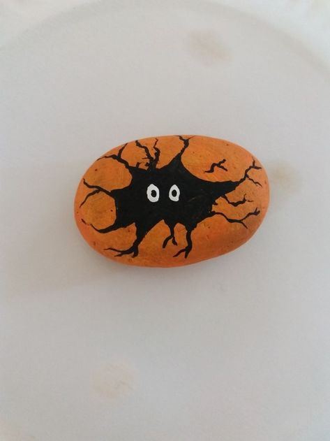 Rock painting  Peek-a-boo! Boo Painted Rocks, Scary Rock Painting, Pet Rocks Craft, Fall Rocks, Diy Rocks, Rock Painting Tutorial, Rock Sculpture, Funny Paintings, Halloween Rocks