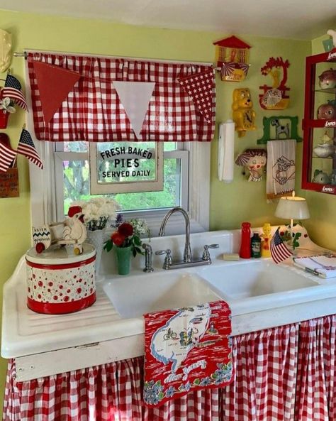 1920 Home Decor Interior Design, 1920 Home Decor, Red White Decor, 1920 Home, Kitchy Kitchen, Cocina Shabby Chic, Restful Bedrooms, Red And White Kitchen, Kitschy Kitchen