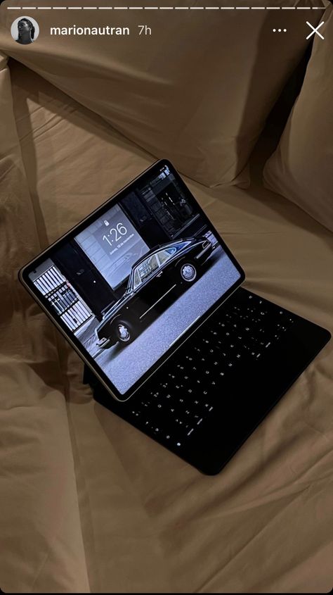 Black Ipad Aesthetic, Ipad Aesthetic Black, Aesthetic Ipad Setup, Ipad Pro Aesthetic, Ipad Case Aesthetic, Macbook Pouch, Big Ipad, Apple Office, Ipad Picture