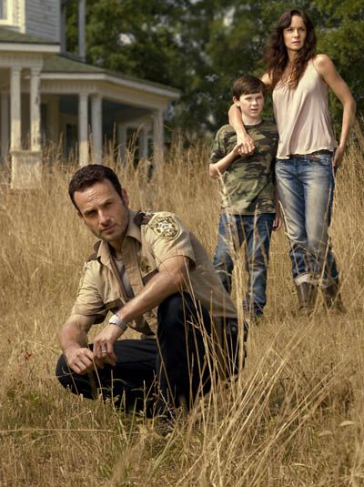 Rick, Lori & Carl Grimes ...TWD Zombies The Walking Dead, Grimes Family, Carl The Walking Dead, Rick And Carl, Merle Dixon, Walking Dead Zombies, Zombie Humor, Fall Tv, The Walking Dead Tv